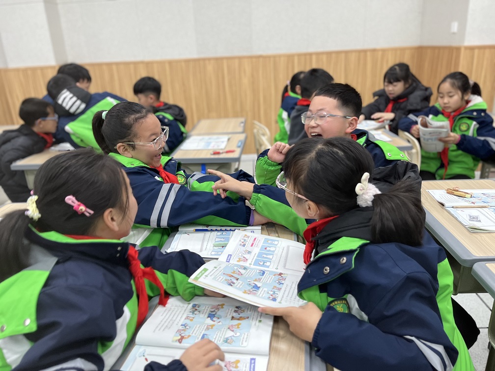 学生互动照片.jpg