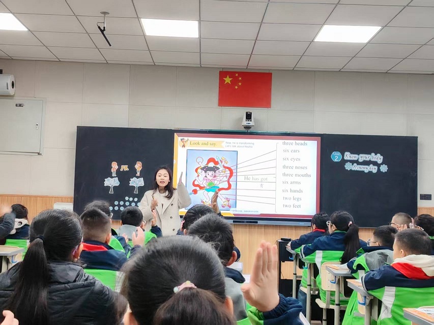 邓婵媛老师上课照片.jpg